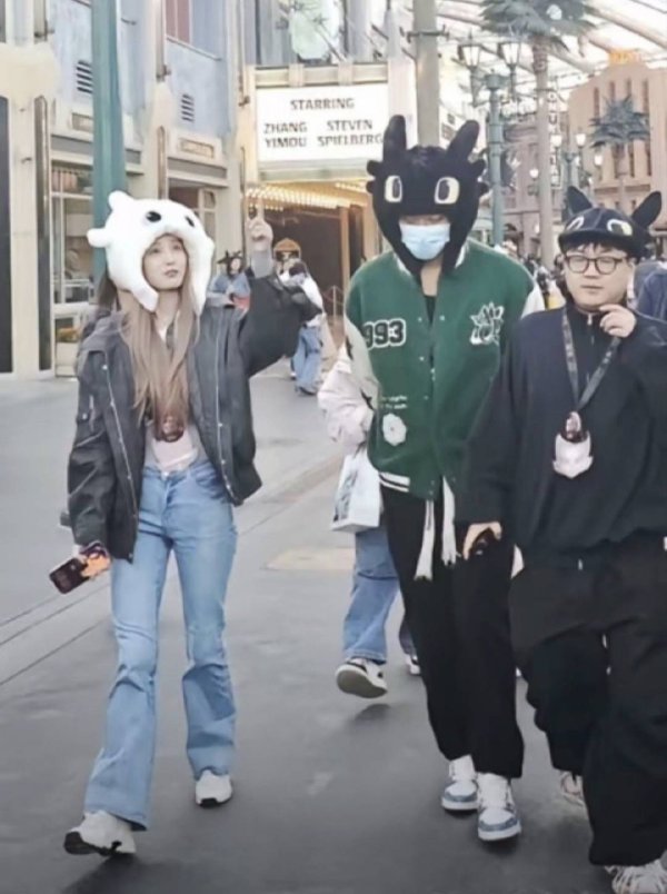 金猪配资 黄子韬徐艺洋环球影城撒糖！无牙仔情侣头套甜炸，婚后生活堪比偶像剧